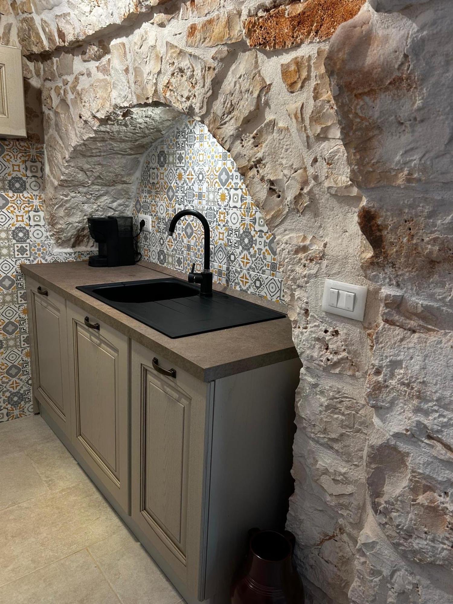 Il Trullo Di Bina Bed and Breakfast Pezze Di Greco Exteriör bild